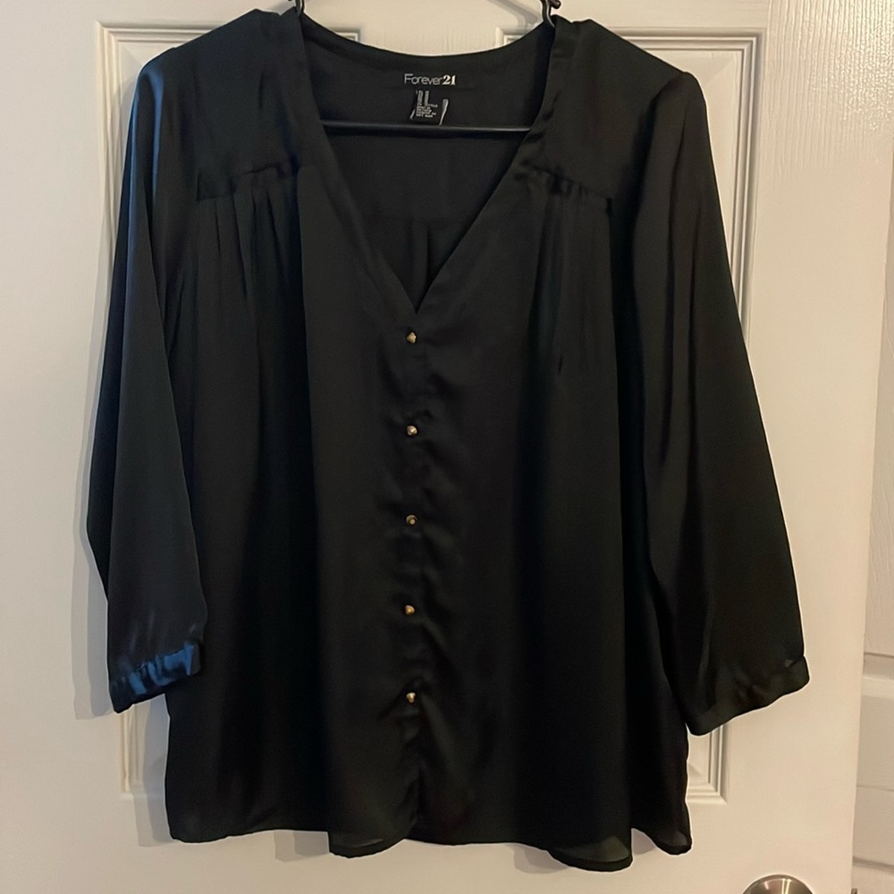 Black barely noticeable polka dots size M